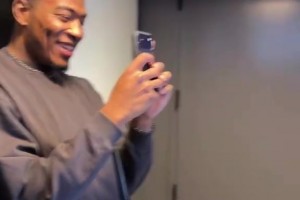 湖人骑士，八村垒拍JR抱布朗尼冠军合照