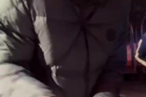 女球迷在纽约偶遇杨瀚森，小杨直接送上合照+签名，给女球迷激动坏了